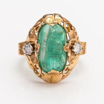 An 18K gold ring with an emerald and diamonds ca. 0.42 ct in total.  Guldkedjan Gk Ab, Uppsala 1950.