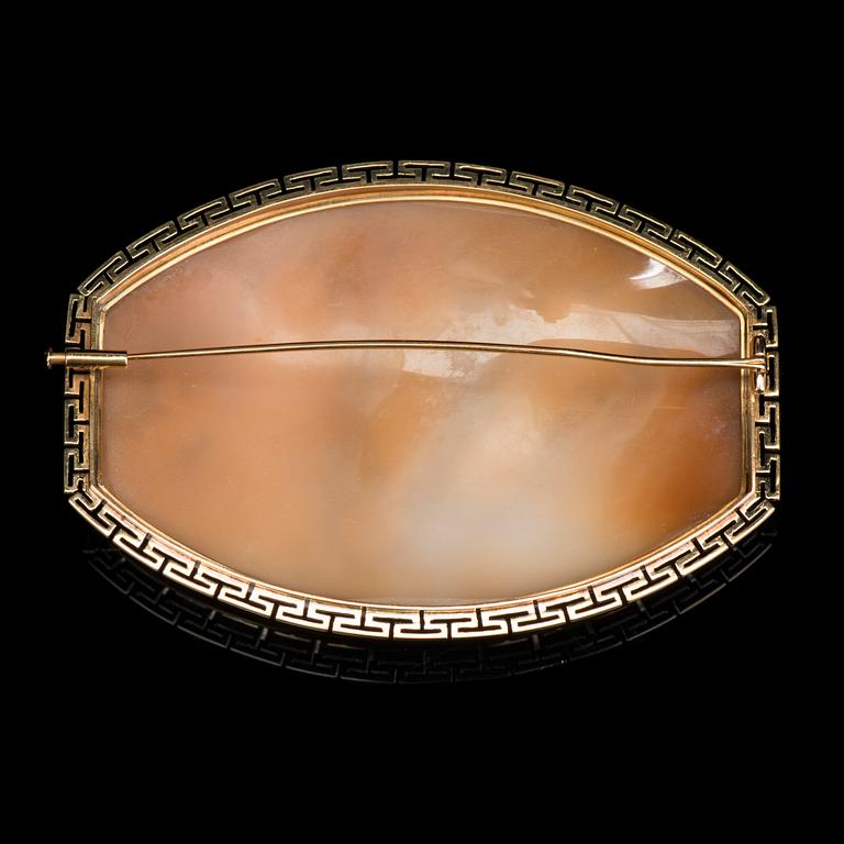 BROSCH, camé, 14K guld. A. Tillander, Helsingfors 1950.