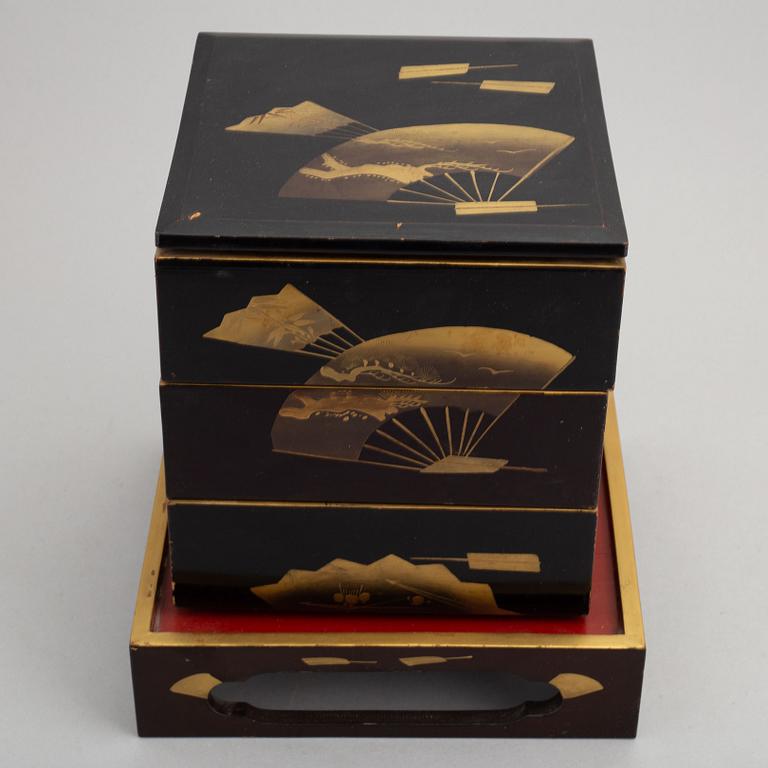 Jubako, matbehållare i tre etage med ställ, Japan, troligen 1900-talets första hälft.