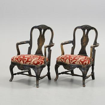 KARMSTOLAR, ett par, rokokostil, 1900-talets första hälft.