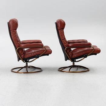 Fåtöljer, ett par, med fotpall, 1970-tal.