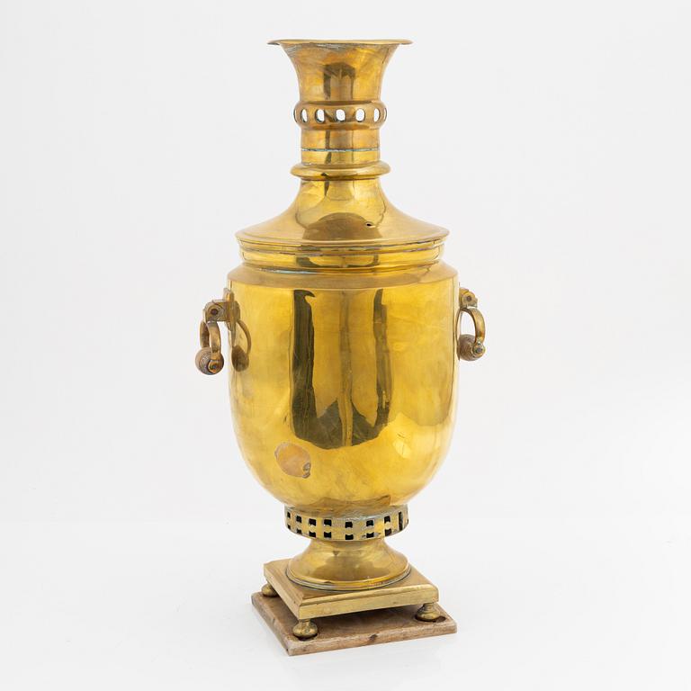 Samovar, mässing, Ryssland, omkring sekelskiftet 1900.