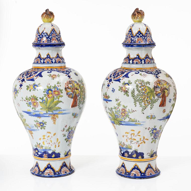 Urnor med lock, fajans, Frankrike, 1800-tal.