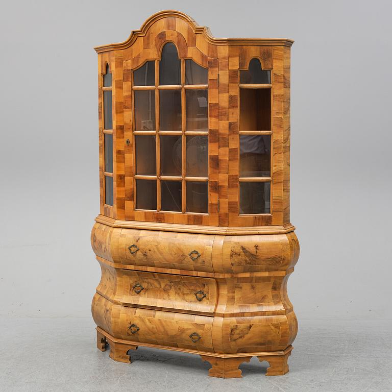 A first half of the 20th Century late Baroque style vitrine cabinet.