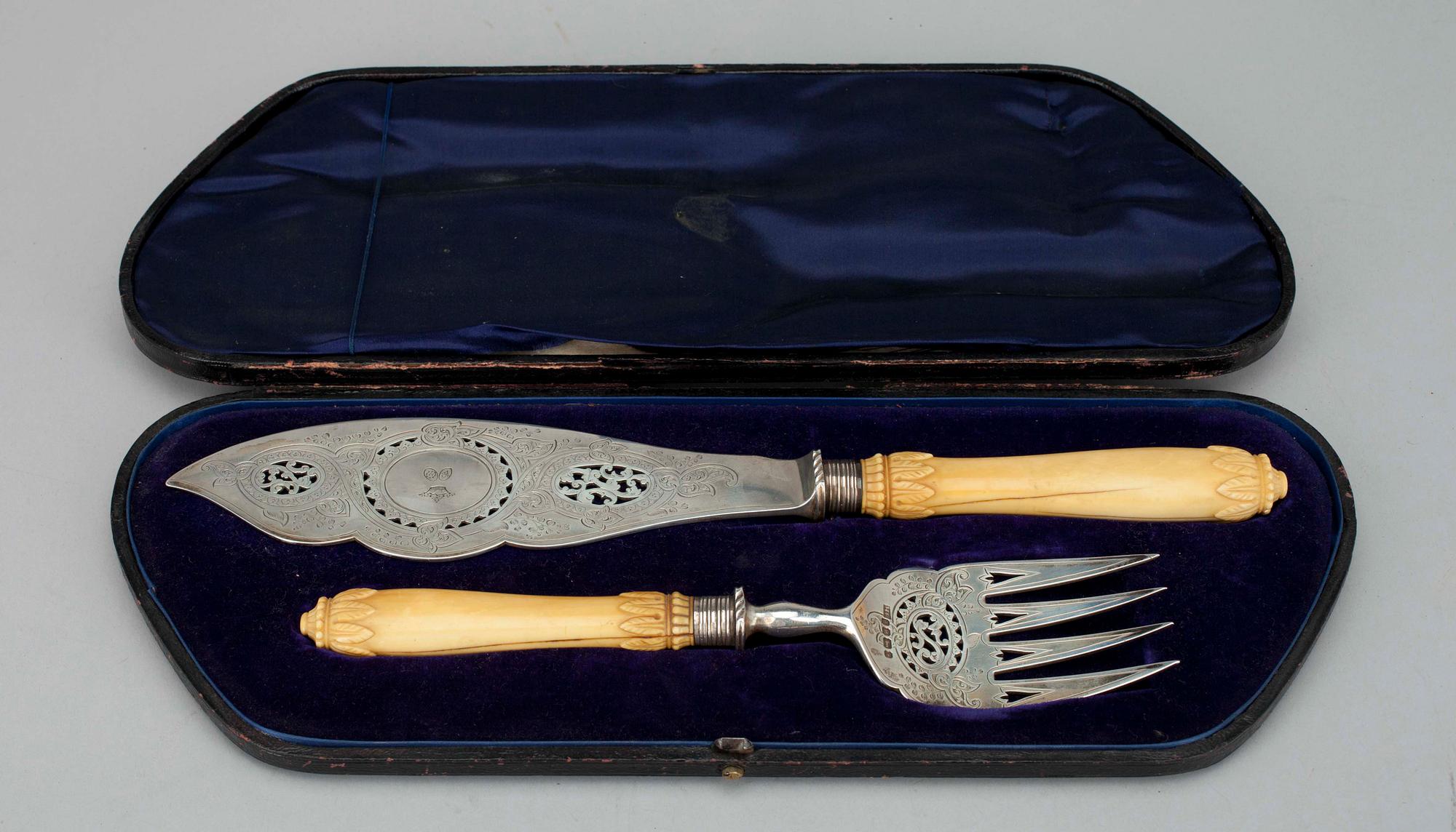 FISKBESTICK, silver och ben, Harrison Bros & Howson, Sheffield, 1875. Tot. vikt ca 323 gr.