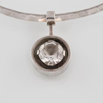 COLLIER, sterlingsilver med fasettslipad bergkristall, Göran Kuhlin, Göteborg, 1976. Vikt 33 g.