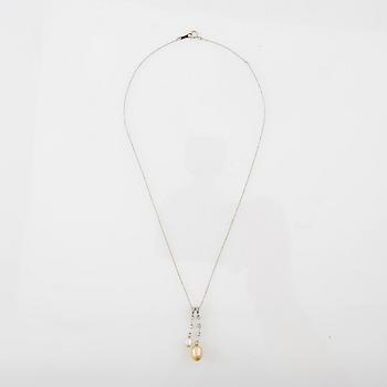 Hängsmycke, 18K vitguld med pärlor med diamanter.