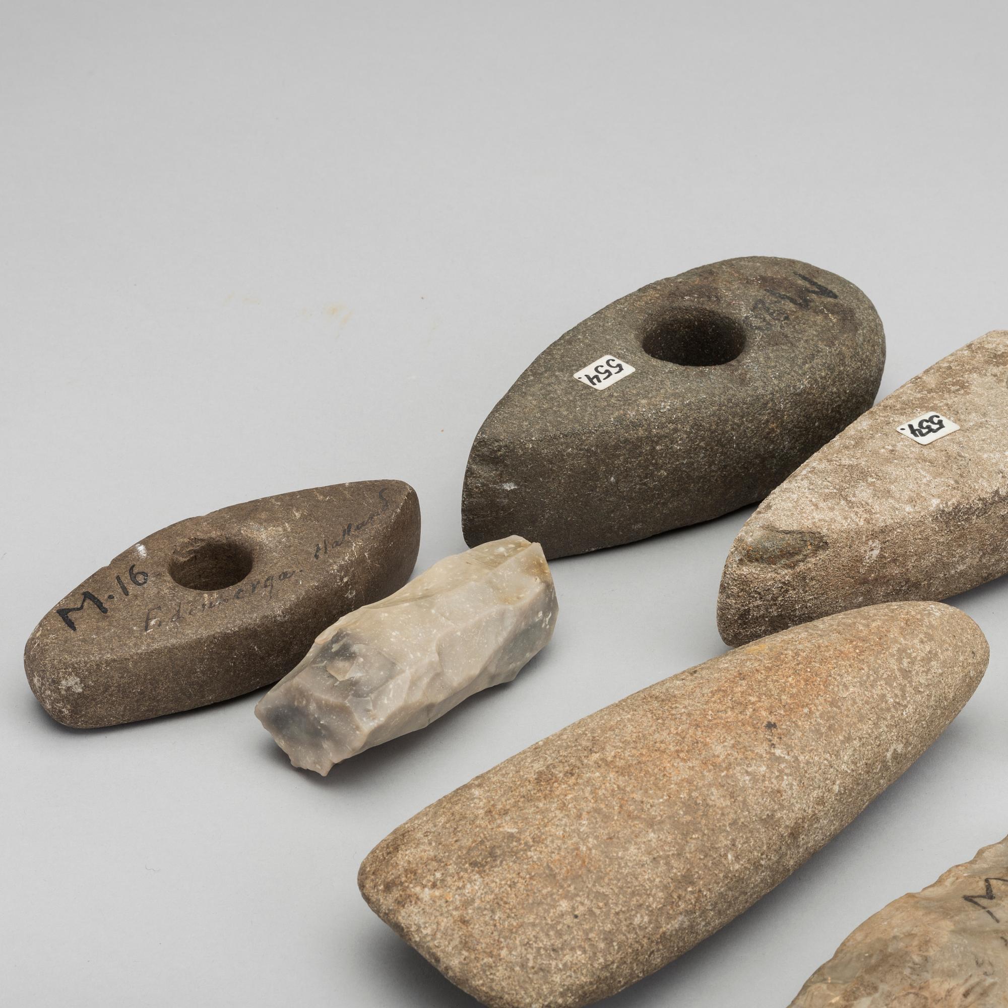 STONE TOOLS / -WEAPONS, 10 PCS, POSSIBLY NEOLITICUM.