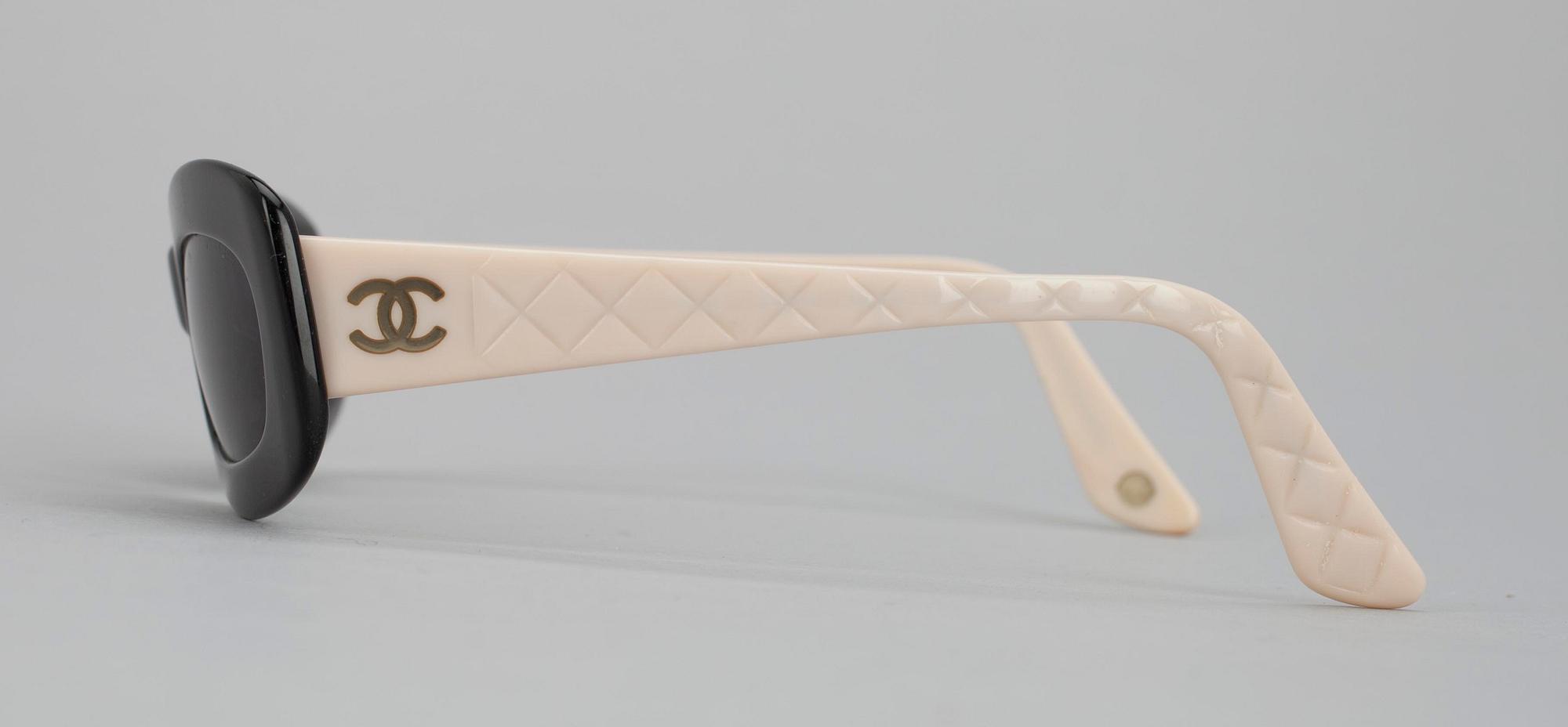 SOLGLASÖGON, Chanel.