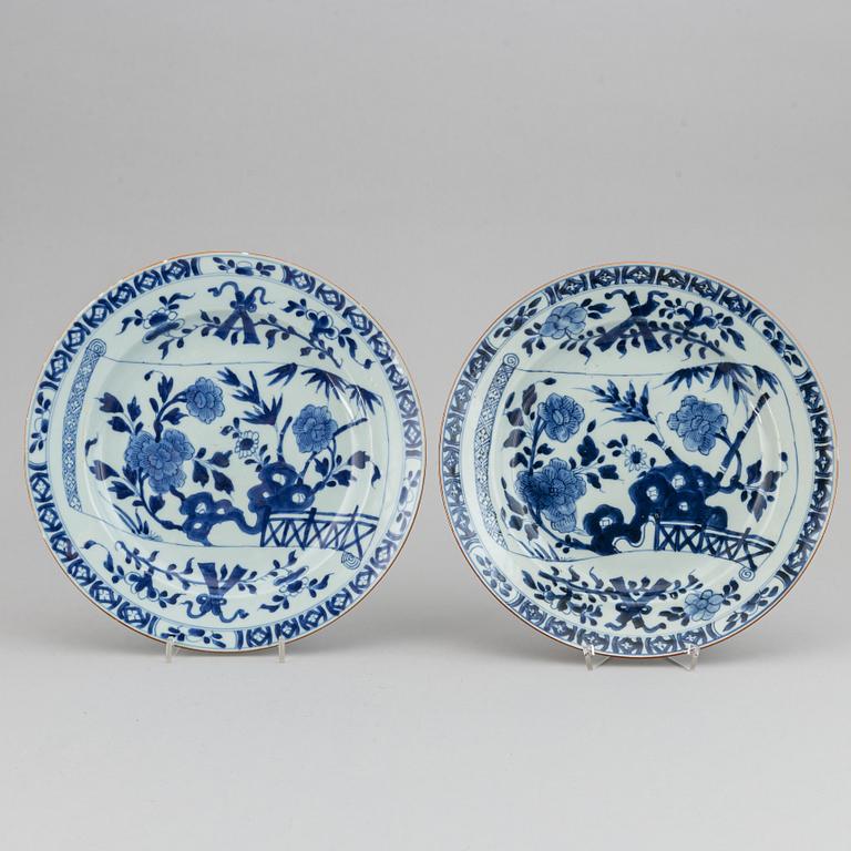 A pair of blue and white dishes, Qing dynasty, Kangxi (1662-1722).