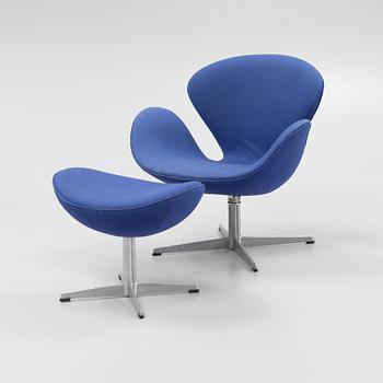 Arne Jacobsen, fåtölj med fotpall,  "Svanen", Fritz Hansen, Danmark, 1971.