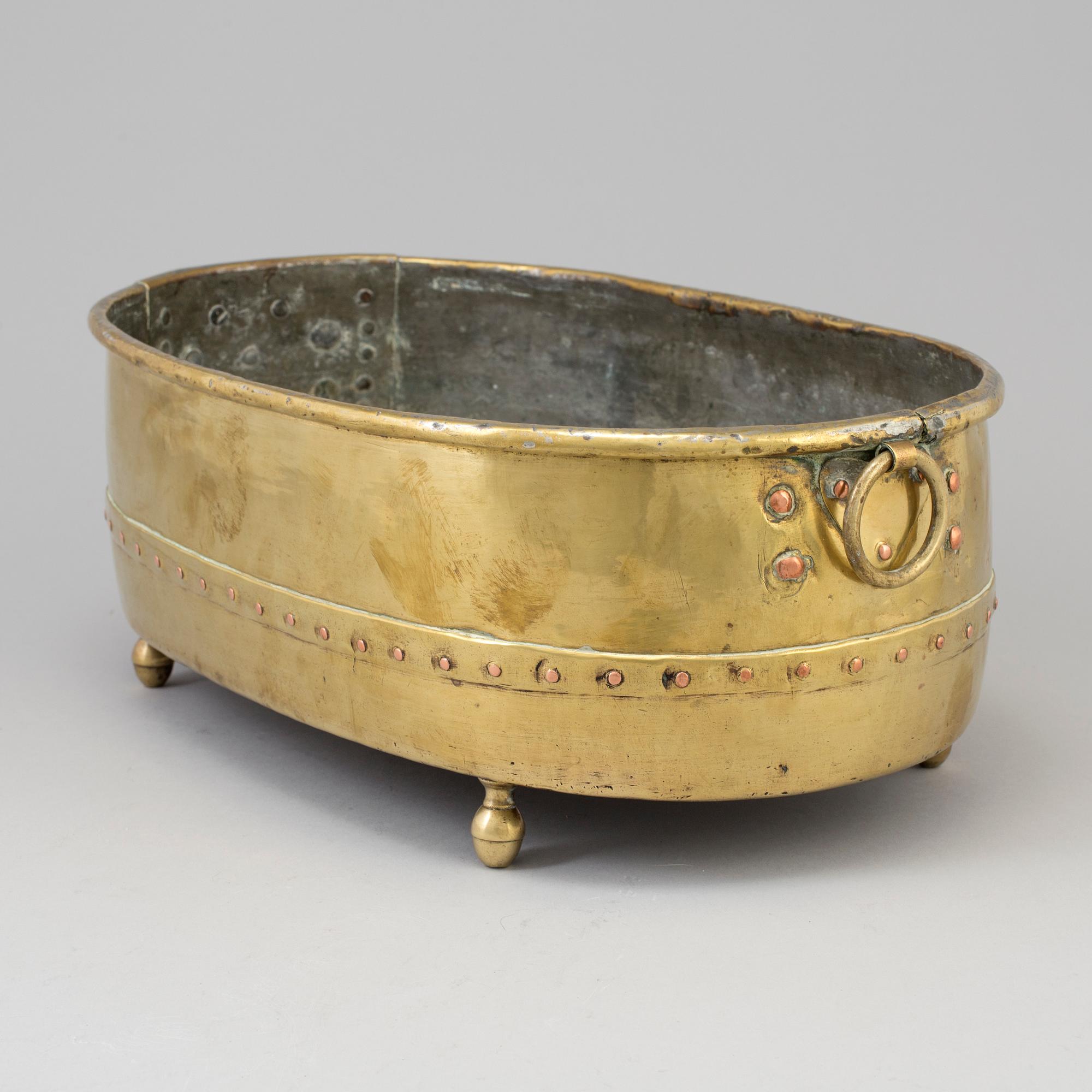 A brass wine cooler, 17th-/18th century-.