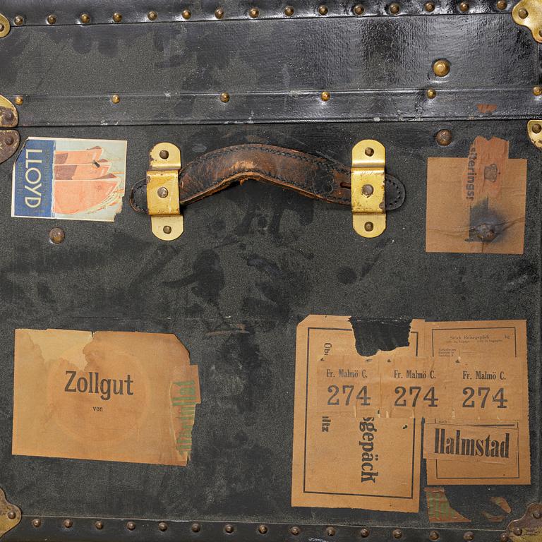 A trunk, first half of the 20th century.