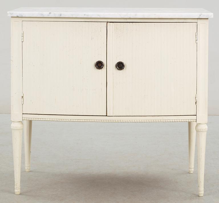 SKÄNK, gustaviansk stil, omkring sekelskiftet 1900.