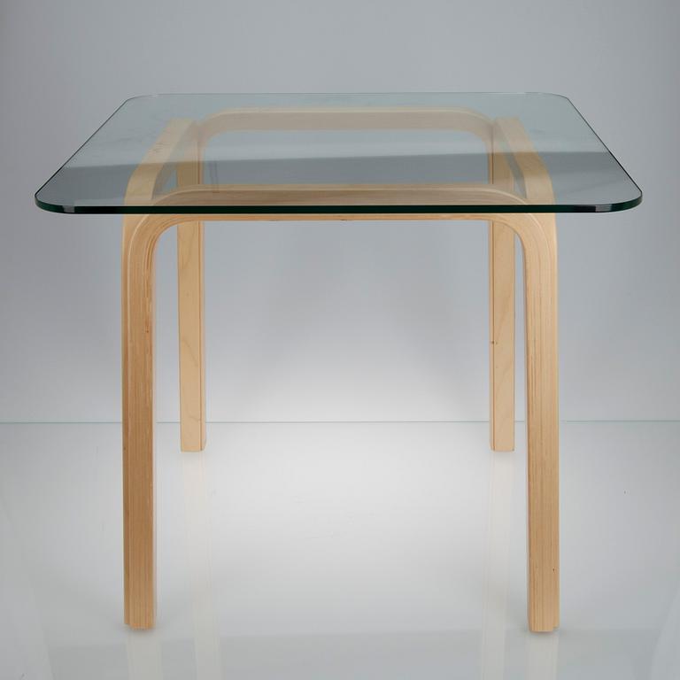 BORD MED GLASSKIVA, Y805C. Alvar Aalto, Artek. Modellen formgiven 1945.