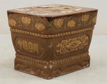 SKULPTURER, ett par, keramik, Kina 1900-tal.