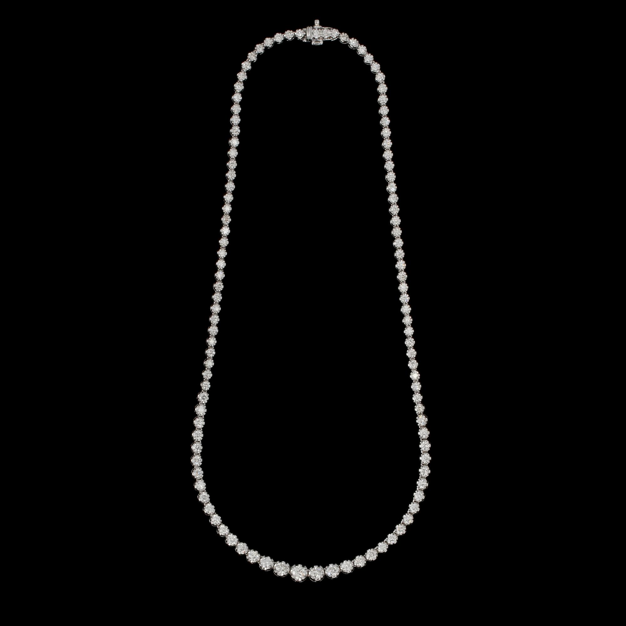 COLLIER, 18k vitguld med 110 briljantslipade diamanter, totalt 7.04 ct. Vikt 22 g.