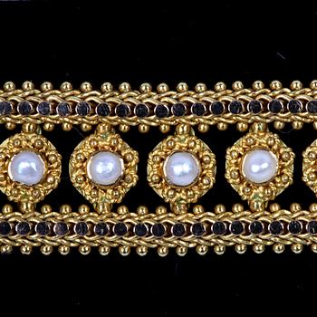 ARMBAND, 18k guld med pärlor. Vikt 31,3g.