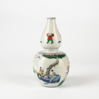 A kalebass shaped wucai vase, Qing dynasty, 19th Century.