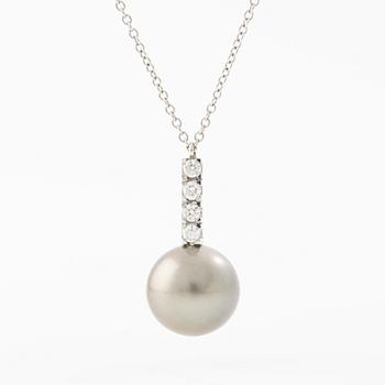 Necklace 18K white gold with cultured Tahitian pearl and brilliant-cut diamonds.