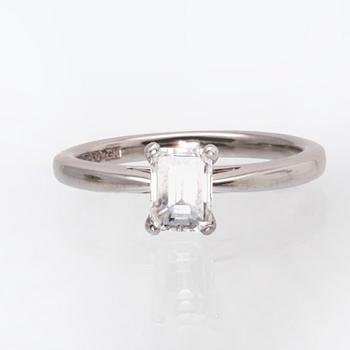 Ring platina med en smaragdslipad diamant 0,73 ct TW (G)/VS2, värderingsintyg Kaplans Stockholm 2020.