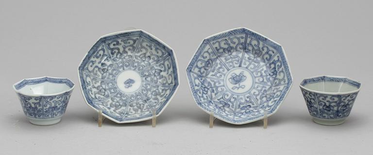 KOPPAR med FAT, ett par, porslin, Kina, Kangxi (1662-1722).