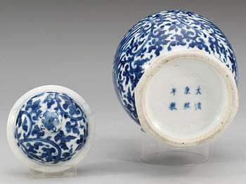 A blue and white vase with cover, Qing dynasty (1644-1912), with Kangxi´s six character mark.