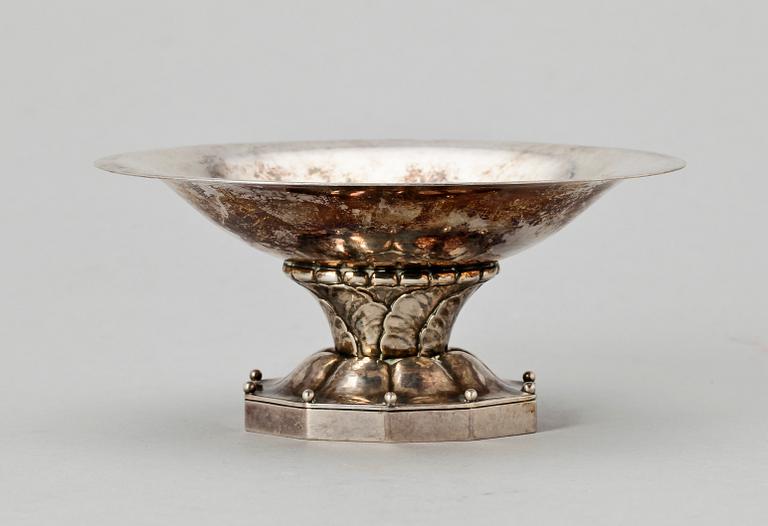 SKÅLFAT PÅ FOT, sterling silver, modell 42B, Georg Jensen, Danmark, formgiven 1910/20-tal.