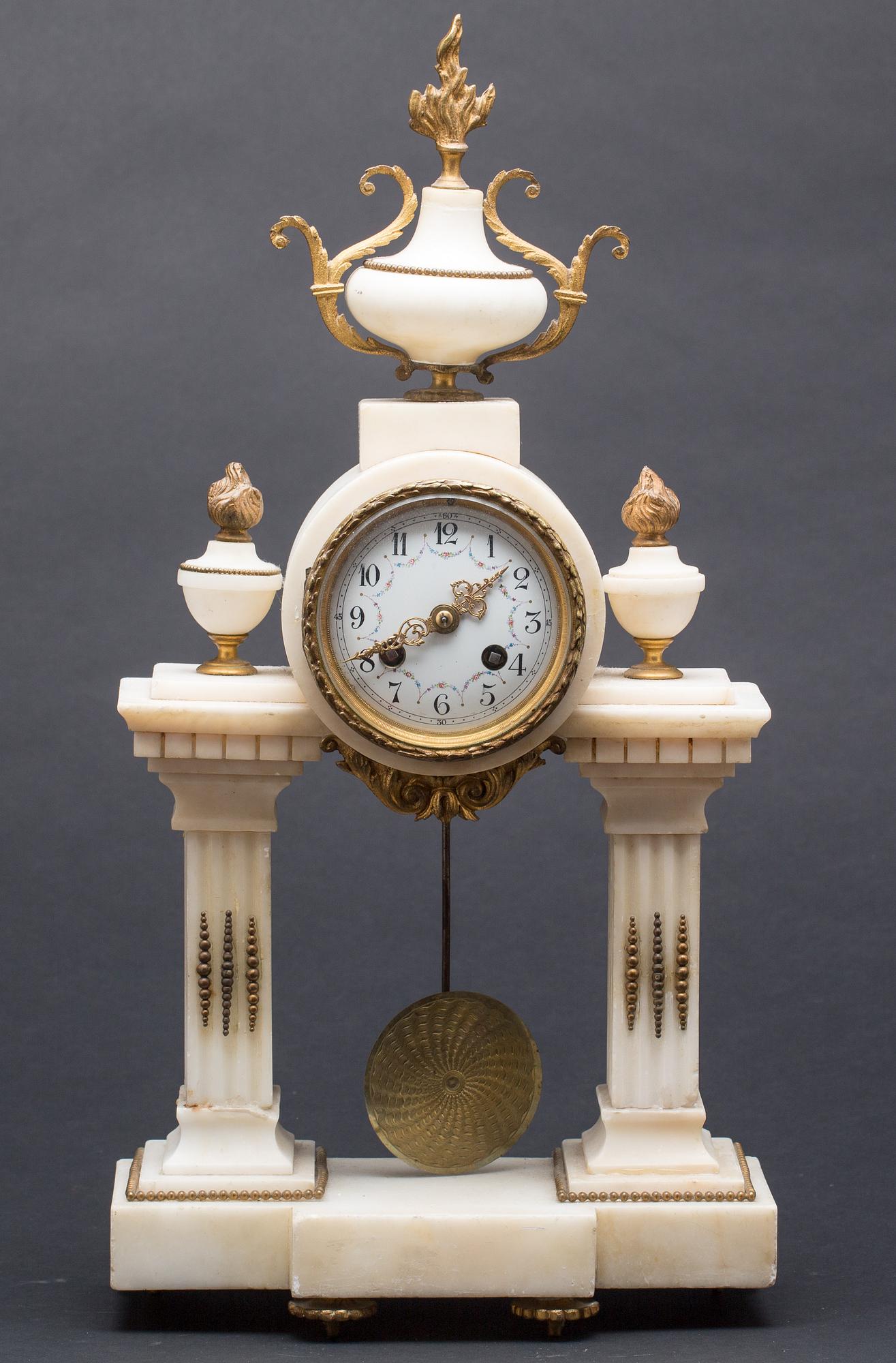 BORDSPENDYL, Louis XVI-stil.