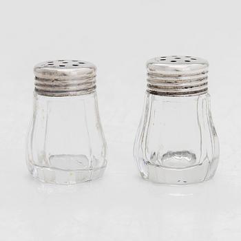 Snapsbägare, 7 st, och saltkar, 8 st, silver, glas, Tavastehus och Åbo 1948-54, fem saltkar med svensk kontrollstämpel.