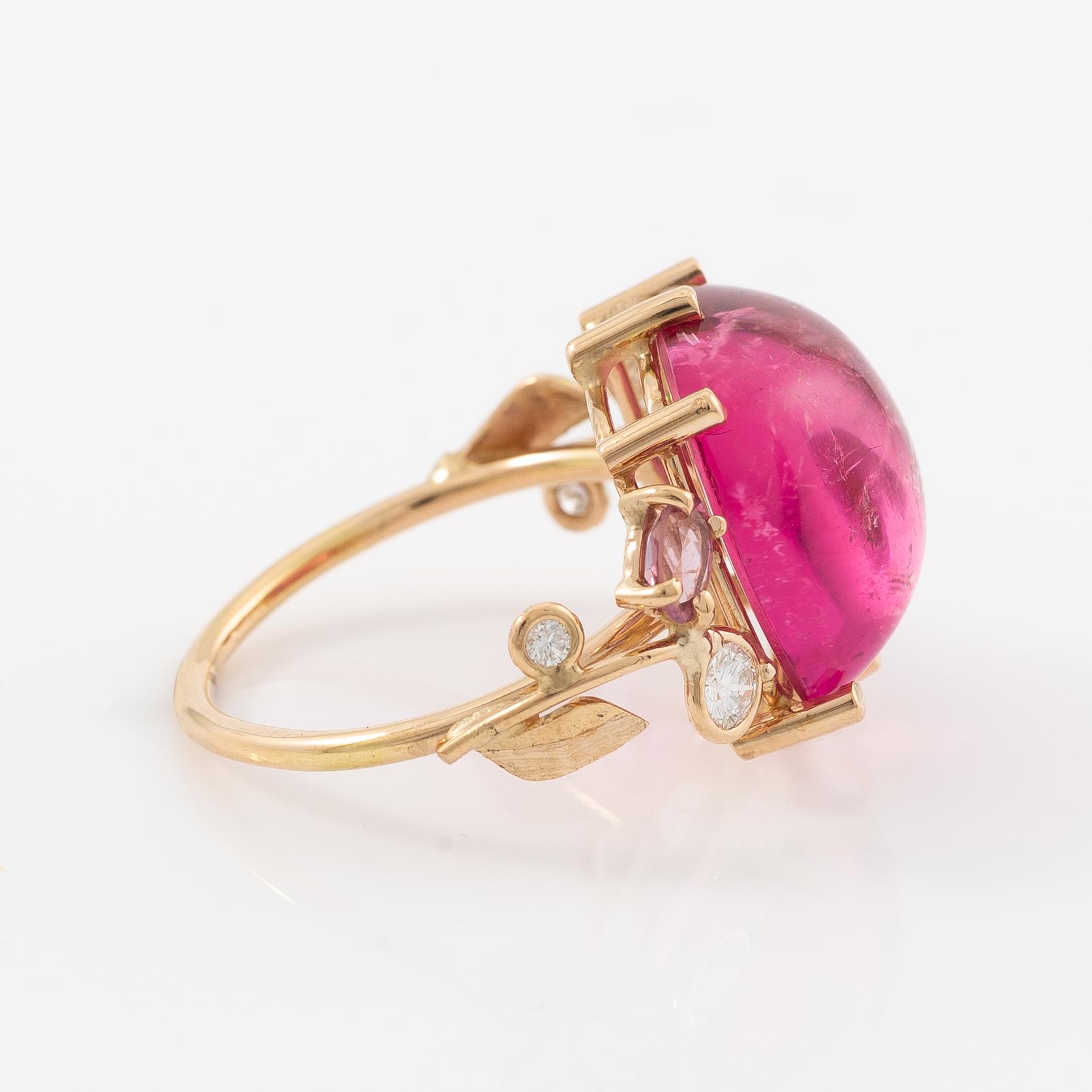 Ring, Mandelstam, 18K gold with cabochon-cut rubelite (tourmaline) and brilliant-cut diamonds and tourmalines.
