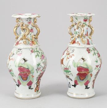 VASER, ett par, porslin, Kina, 1900-tal.