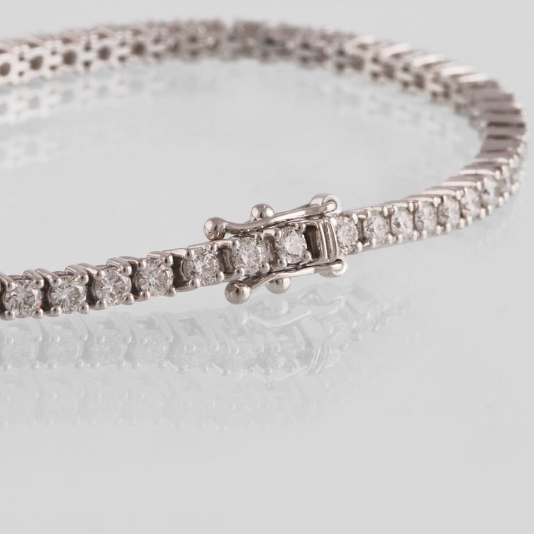 ARMBAND, 18K vitguld med briljantslipade diamanter ca 3.10 ct. Vikt 9,4 gram.
