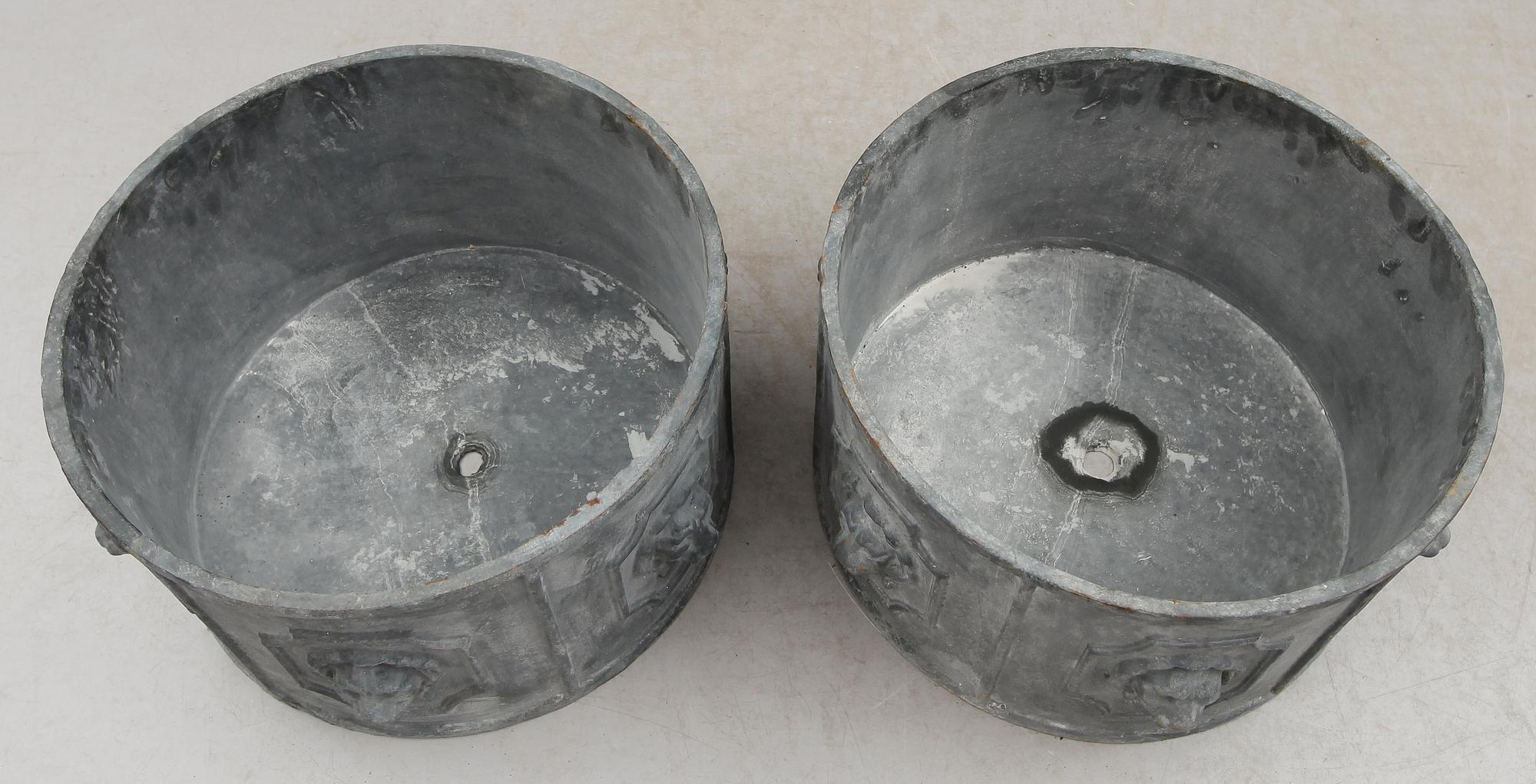 TRÄDGÅRDSURNOR, 1 par, gjutjärn, modern tillverkning.