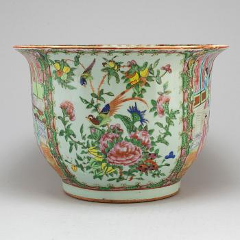 A large famille rose Canton pot, Qing dynasty, late 19th century.