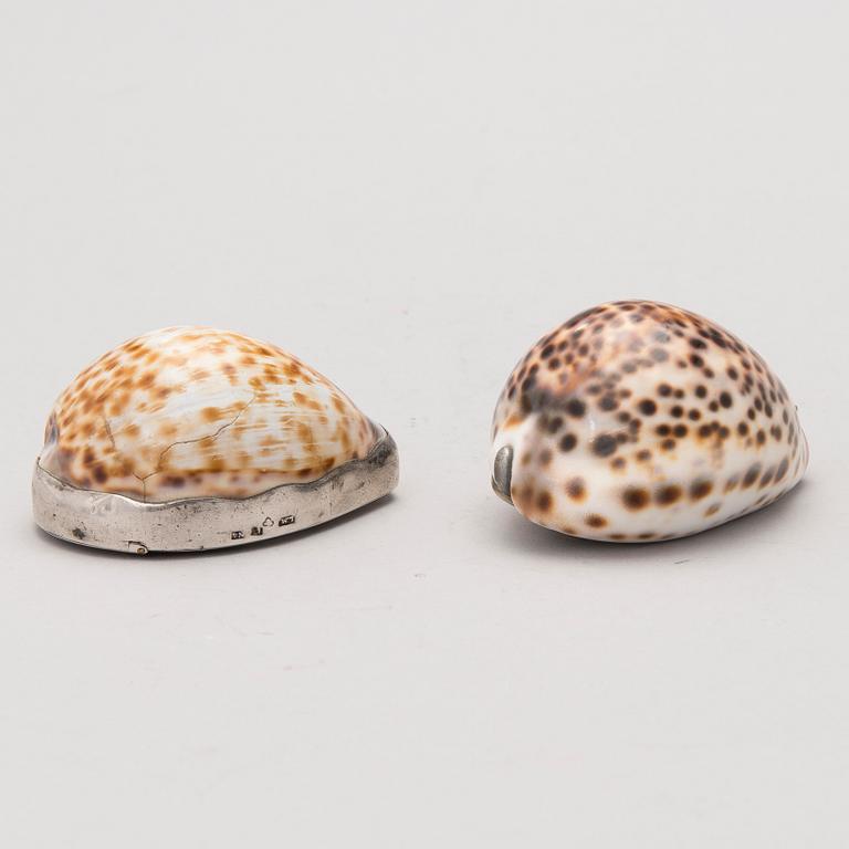 SNUSDOSOR 2 ST, ena med silver beslag Lars Malm, Eskilstuna 1843, andra med metallbeslag.