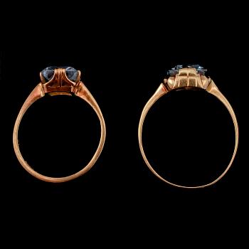 RINGAR 2 st, 18k och 20k guld med fasettslipade syntetiska spineller, 1882 resp 1900-tal. Vikt 6 g.