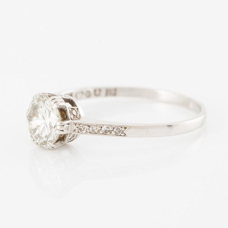 Ring in platinum with brilliant-cut diamond.