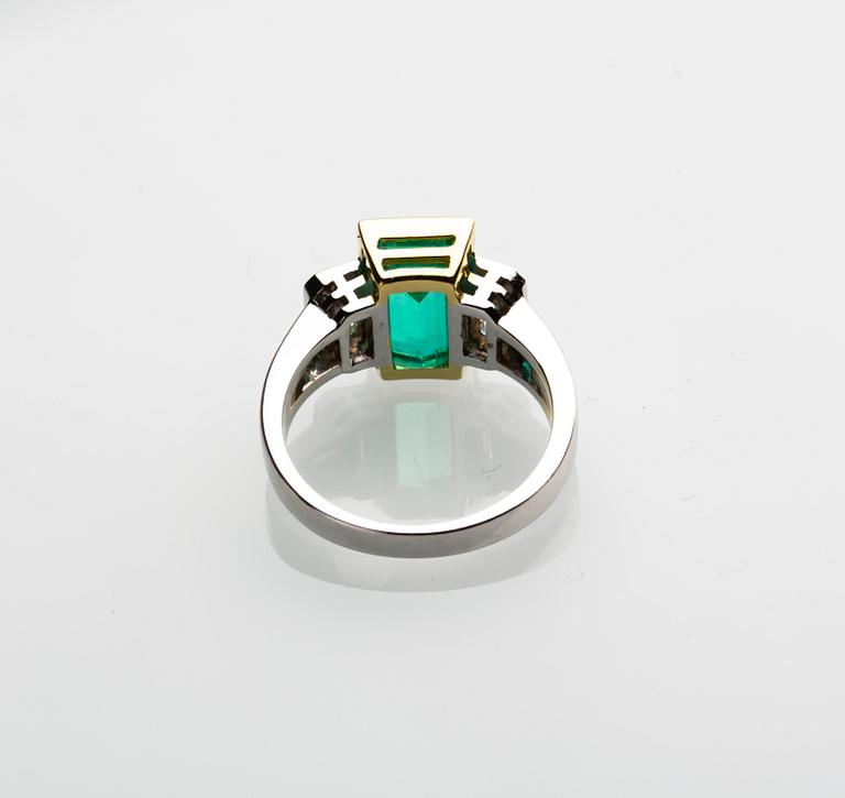RING, 18 k guld samt vitguld med smaragd ca 2.30 ct, 2 baguetteslipade diamanter totalt ca 0.60 ct. Vikt ca 7 g.