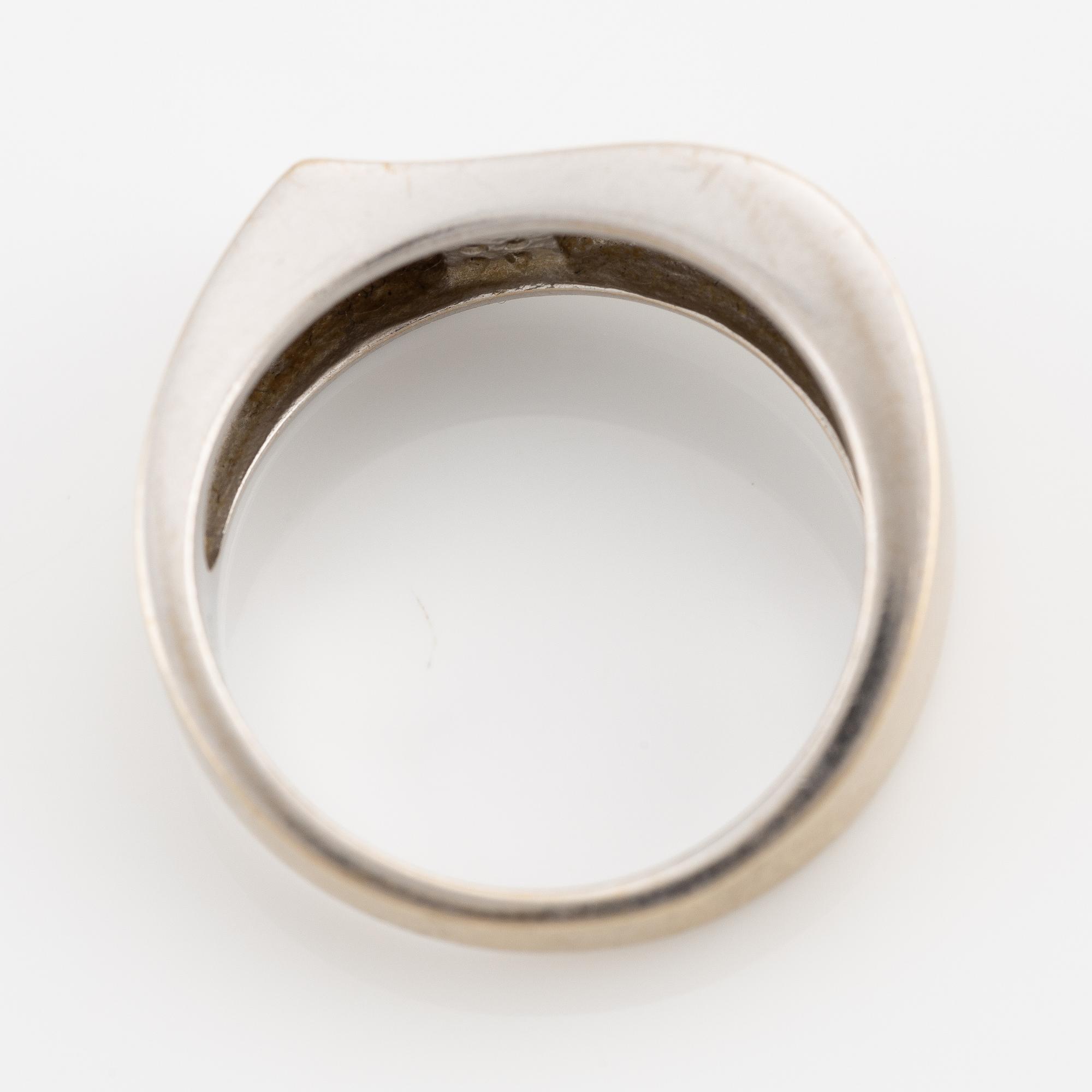 Ring, 18K white gold with small diamonds.