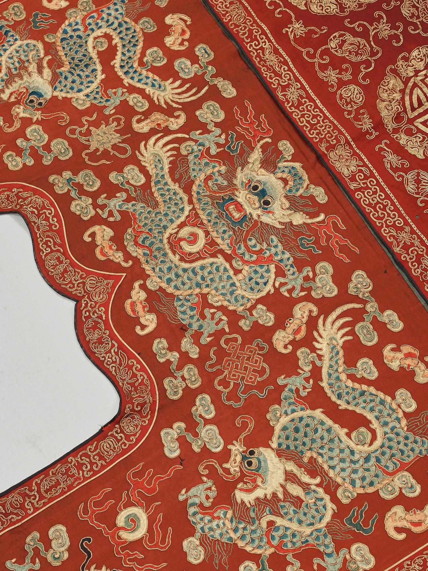 ANTIK TEXTIL. Ylle med rika broderier. Höjd 168 cm. Kina sen Qingdynasti.