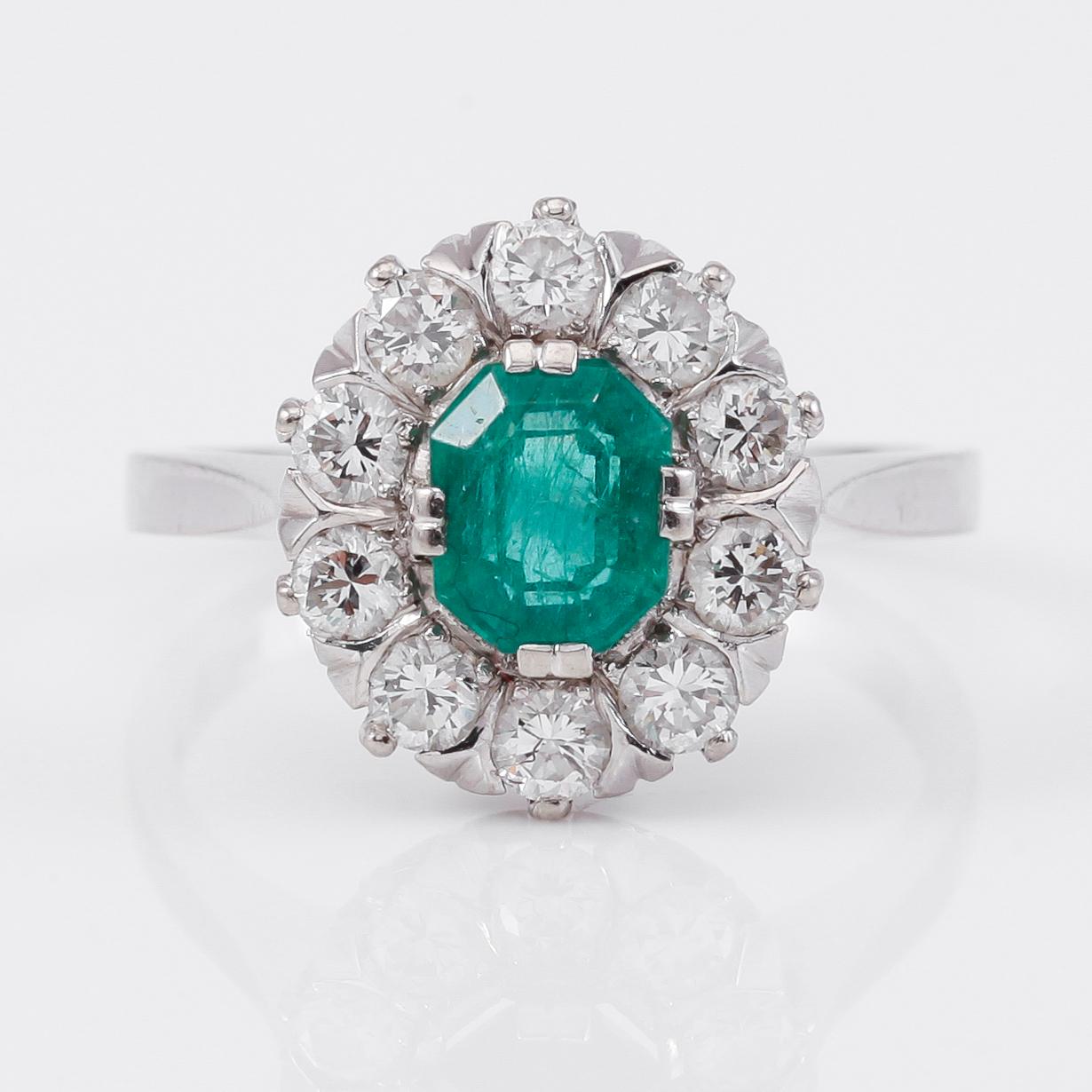 RING, 18K vitguld, smaragd ca 1.00 ct samt diamanter tot ca 1.00 ct., svenska stämplar.