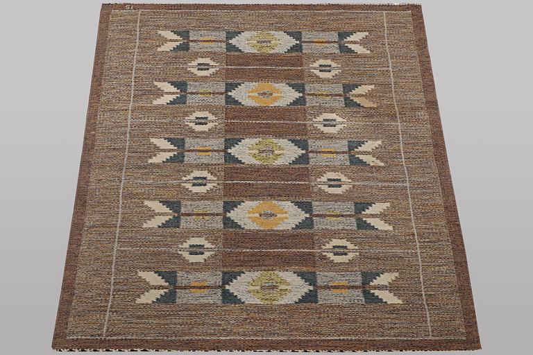 ingegerd silow, a flat weave carpet, signed IS, ca 202 x 133 cm.