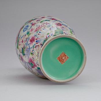VAS, porslin. Kina, Qianlongs märke, tidigt 1900-tal.