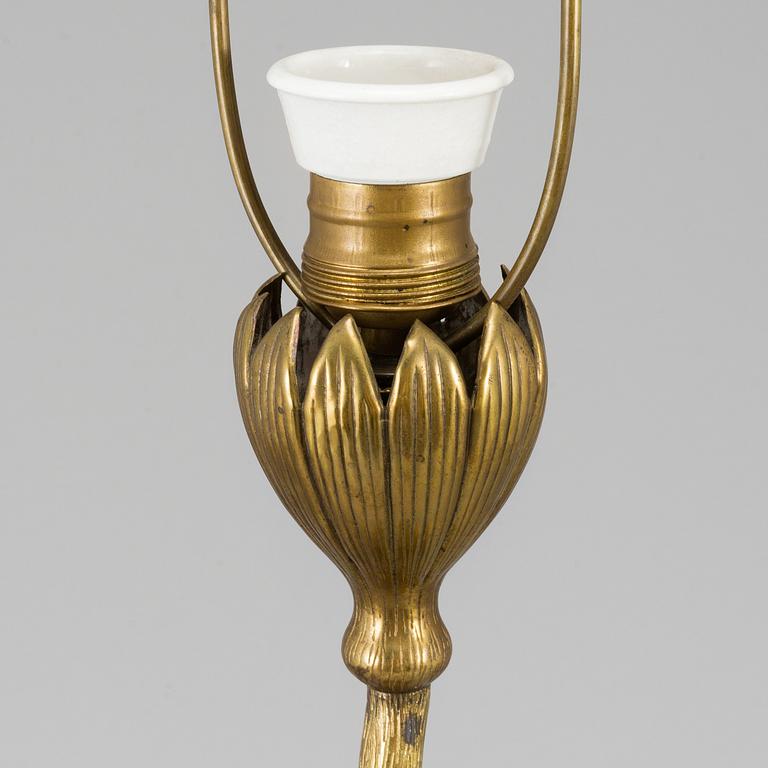 An art nouveau bronze table lamp, ca 1900.