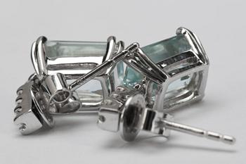 ÖRHÄNGEN, 18 k vitguld med akvamarin samt diamanter. Vikt ca 3 g.