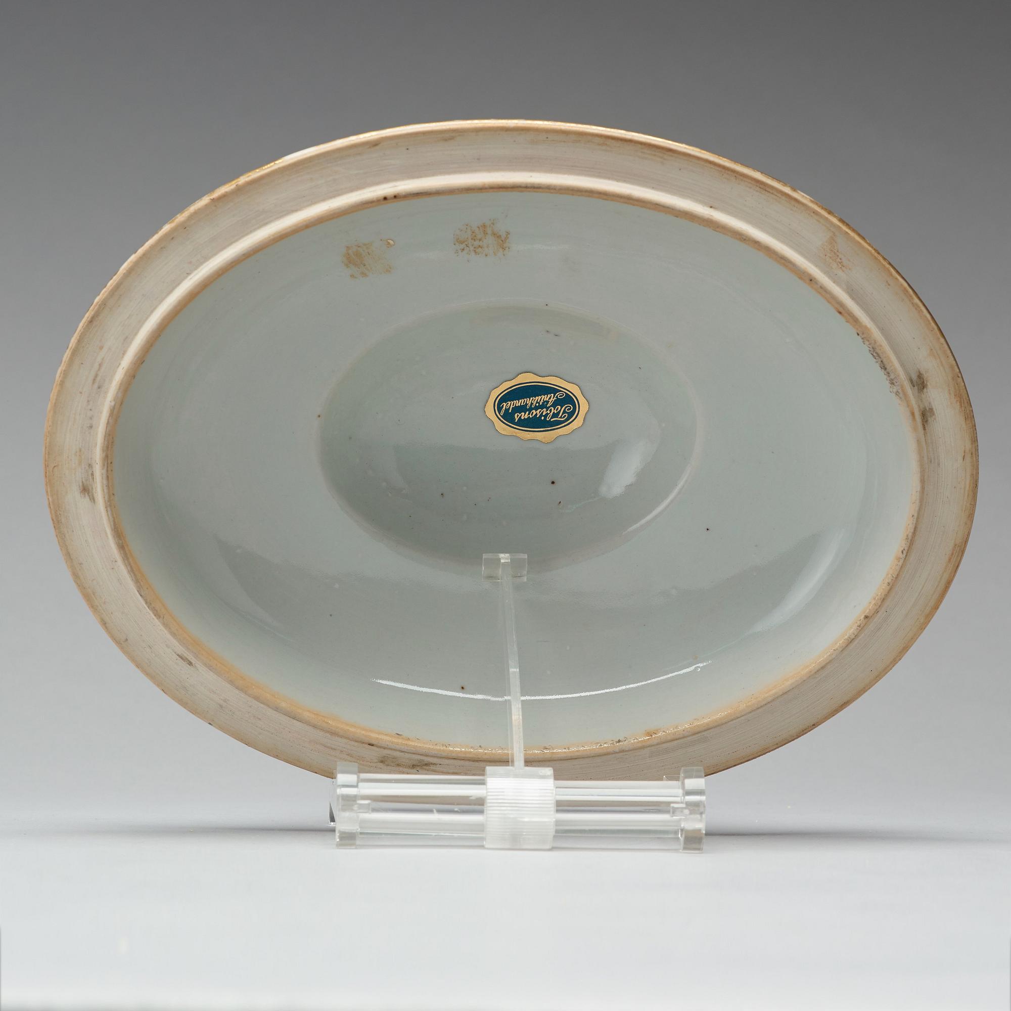 TERRIN med LOCK, porslin. Qingdynastin, Jiaqing (1796-1820).
