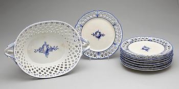 GALLERSKÅL samt ASSIETTER, 10 delar, fajans, 1800-talets slut.