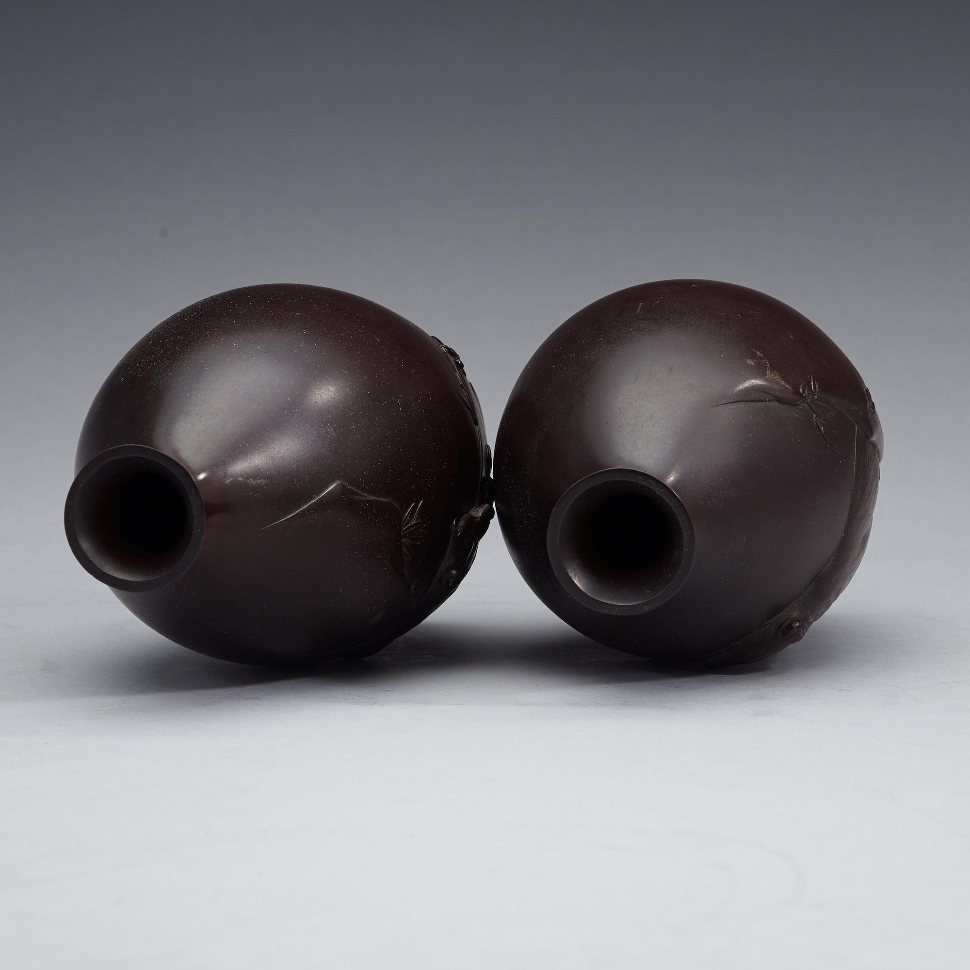 VASER, ett par, brons. Japan, Meiji (1868-1912).