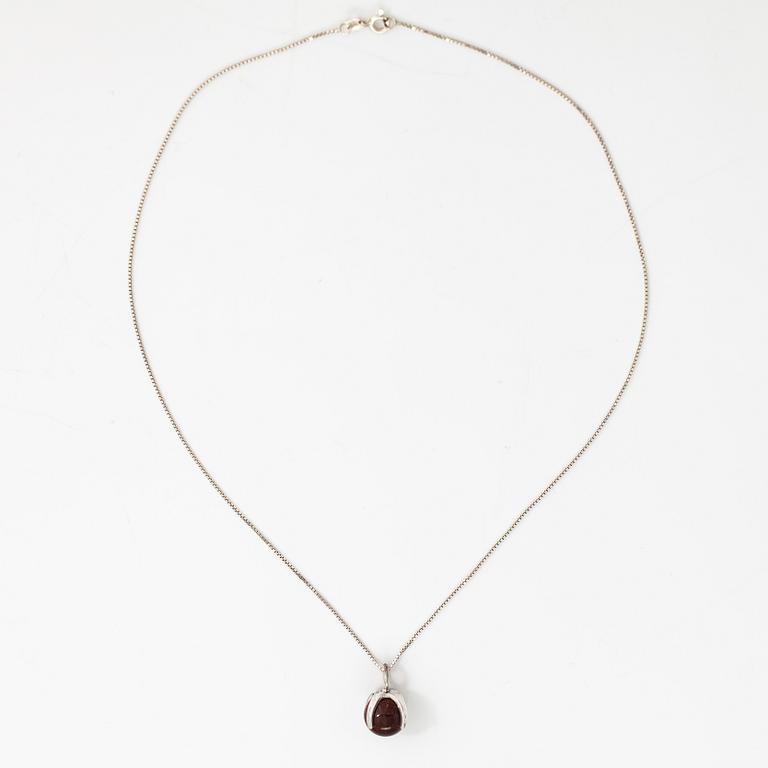 Elis Kauppi, A silver necklace with  a goldstone pearl. Kupittaan kulta, Turku.